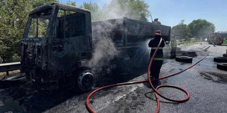 Un incendio en el Acceso Oeste provocó una columna de humo negro en Morón y Hurlingham.