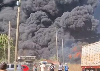 ULTIMO MOMENTO : INCENDIO DE GRAN MAGNITUD EN EL CRUCE DE  CASTELAR.