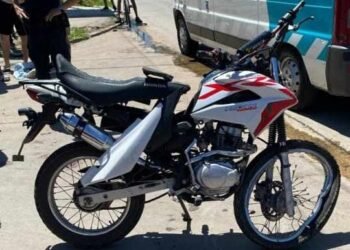 UN PATRULLERO A GRAN VELOCIDAD Y SIN SIRENAS, CHOCÓ A UN MOTOCICLISTA QUE SE ENCUENTRA INTERNADO EN EL HOSPITAL TRAUMA DE PABLO NOGUÉS.