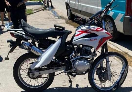 UN PATRULLERO A GRAN VELOCIDAD Y SIN SIRENAS, CHOCÓ A UN MOTOCICLISTA QUE SE ENCUENTRA INTERNADO EN EL HOSPITAL TRAUMA DE PABLO NOGUÉS.