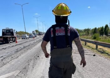 AUTOPISTA DE BUEN AYRE APARECIO HOY LLENA DE MATERIA FECAL.