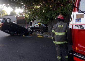 Tragedia en Quilmes: dos policías muertos y una mujer y una niña heridas en una persecución.