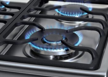 Aumentos en la luz y el gas: el gobierno oficializó el recorte de subsidios para sectores medios y bajos.