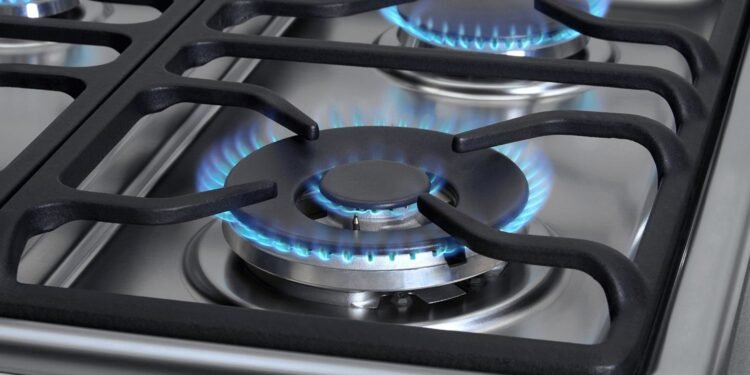 Aumentos en la luz y el gas: el gobierno oficializó el recorte de subsidios para sectores medios y bajos.