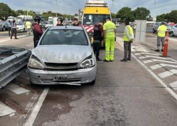 Varios heridos en un choque entre dos autos en el peaje Perito Moreno.
