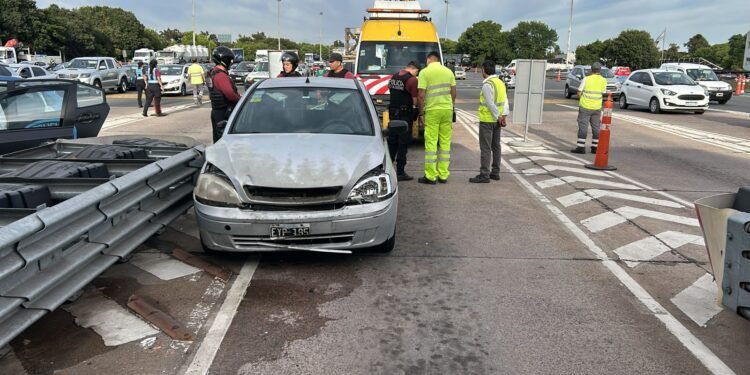 Varios heridos en un choque entre dos autos en el peaje Perito Moreno.