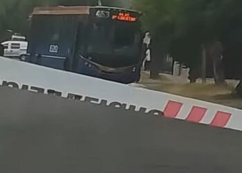 ULTIMO MOMENTO: COLECTIVO DE EDO SAT CHOCA A UNA PERSONA Y ESTA FALLECE EN EL LUGAR.