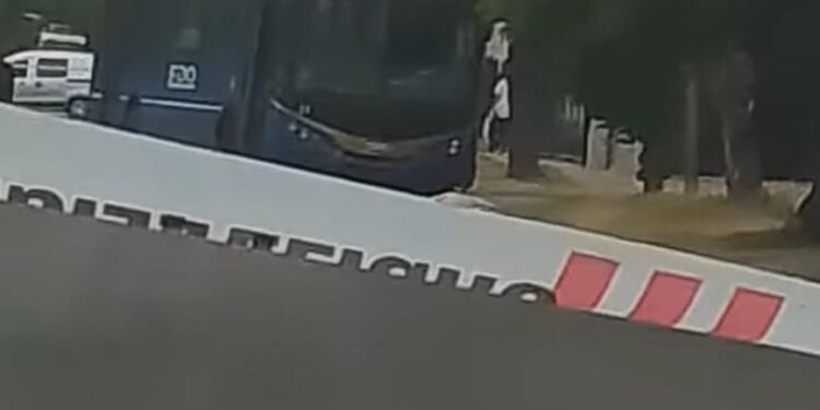 ULTIMO MOMENTO: COLECTIVO DE EDO SAT CHOCA A UNA PERSONA Y ESTA FALLECE EN EL LUGAR.