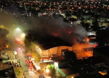 ULTIMO MOMENTO : IMPRESIONANTE INCENDIO EN MORON .