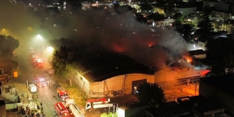 ULTIMO MOMENTO : IMPRESIONANTE INCENDIO EN MORON .