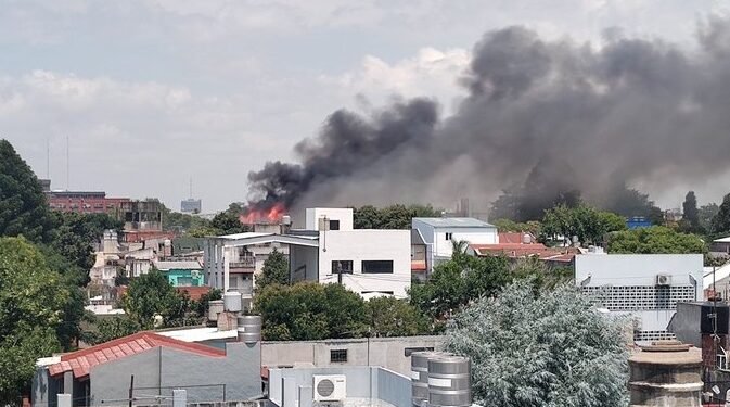 VICENTE LOPEZ: VORAZ INCENDIO EN FABRICA DE COLCHONES .