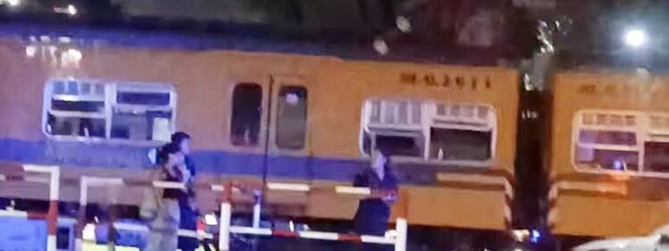 UNA PAREJA CRUZO CON LAS BARRERAS BAJAS CON SU CAMIONETA Y FUERON CHOCADOS POR EL TREN .