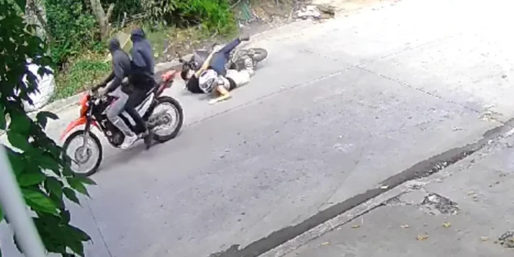 ITUZAINGO: TIRARON A UNA PAREJA DE SU MOTO PARA ROBARSELA .