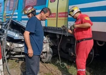 MERLO: TREN SARMINETO CHOCA A UN AUTO .