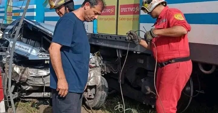 MERLO: TREN SARMINETO CHOCA A UN AUTO .
