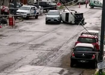 JOSE C PAZ : COLECTIVO DE LA LINEA 182 CHOCO A VARIOS AUTOS EN CADENA .