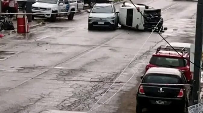 JOSE C PAZ : COLECTIVO DE LA LINEA 182 CHOCO A VARIOS AUTOS EN CADENA .