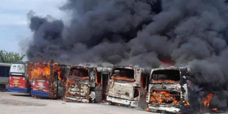 AHORA INCENDIO EN LA LINEA 216 SAT .