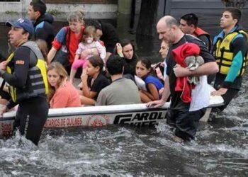 BAHIA BLANCA BAJO AGUA, LAS AYUDAS NO LLEGAN .