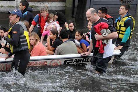 BAHIA BLANCA BAJO AGUA, LAS AYUDAS NO LLEGAN .