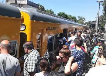 Linea Urquiza : Persona es chocada por Tren  y fallece .