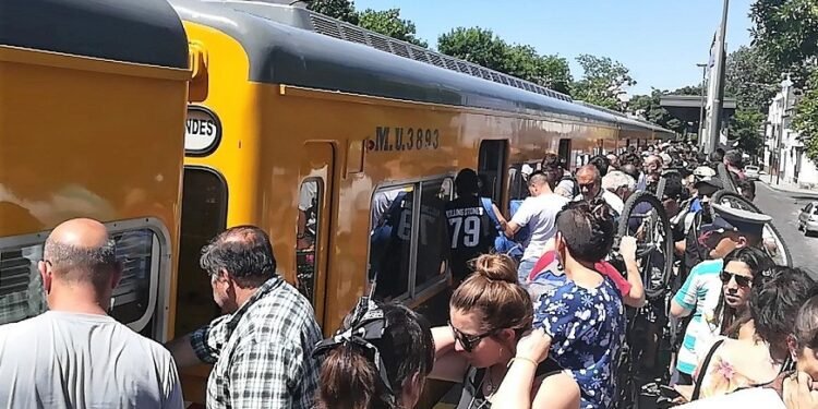 Linea Urquiza : Persona es chocada por Tren y fallece .
