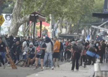 MARCHA DE JUBILADOS CON HINCHAS , POLICIAS Y PERSONAL DE PRENSA HERIDOS.