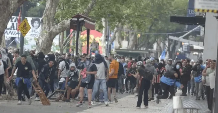 MARCHA DE JUBILADOS CON HINCHAS , POLICIAS Y PERSONAL DE PRENSA HERIDOS.