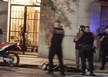 Un policía de la Ciudad abatió a un delincuente que quiso robarle la moto en Flores.