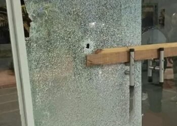 JOSE C PAZ: BALEAN LA PUERTA DE UN HOSPITAL.