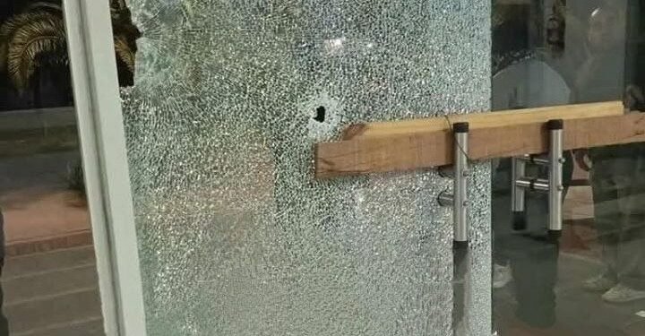 JOSE C PAZ: BALEAN LA PUERTA DE UN HOSPITAL.