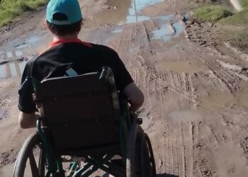 MERLO: DISCAPACITADO HACE MALAVARES PARA PODER SALIR DE SU BARRIO , YA QUE SUS CALLES SON DE BARRO .