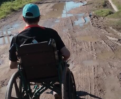 MERLO: DISCAPACITADO HACE MALAVARES PARA PODER SALIR DE SU BARRIO , YA QUE SUS CALLES SON DE BARRO .