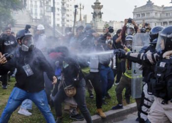 OTRA MARCHA VIOLENTA PARA LOS JUBILADOS Y MEDIOS DE PRENSA.