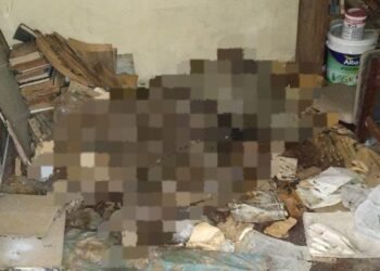 ULTIMO MOMENTO MORON : FUE A SU NUEVA CASA Y EN EL PATIO ENCONTRO UN CUERPO EN DESCOMPOSICION.