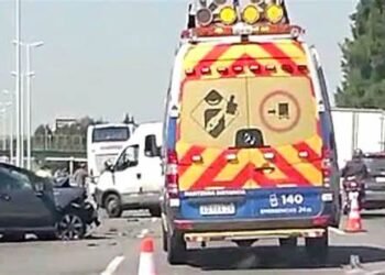 MORON: Un colectivo volcó tras colisionar con un Camión.