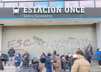 ONCE : TREN SARMIENTO CON CANCELACIONES Y DEMORAS .