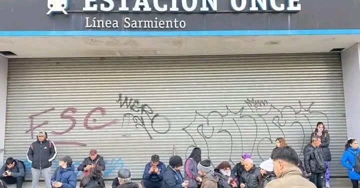 ONCE : TREN SARMIENTO CON CANCELACIONES Y DEMORAS .