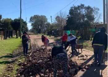 MERLO : VECINOS SE REUNIERON PARA ARREGLAR LA CALLE DE SU BARRIO.