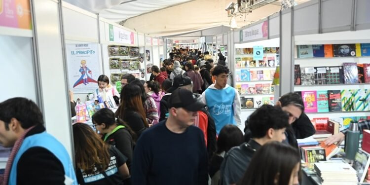 HURLINGHAM: MAS DE 20 MIL FAMILIAS DISFRUTARON DE LA FERIA DEL LIBRO EN LA UNAHUR .