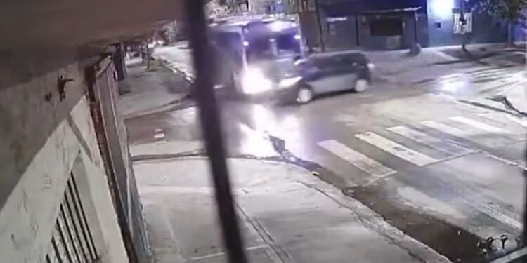 JOSÉ C. PAZ: Tremendo choque entre colectivo y automóvil.