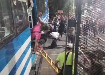 MORON: Dos colisiones en el mismo día,  Una mujer se acostó sobre las vías y la otra fue arrollada .