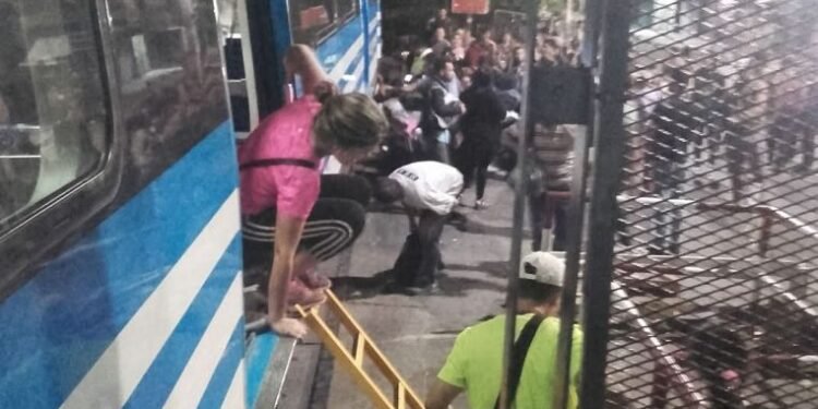MORON: Dos colisiones en el mismo día,  Una mujer se acostó sobre las vías y la otra fue arrollada .