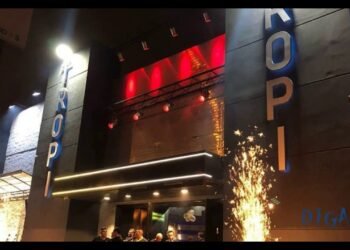 TIGRE: UN VIDEO SE  HIZO VIRAL EN LAS REDES SOCIALES DONDE MUESTRA A UN EFECTIVO EN SERVICIO TOMANDO  CERVEZA EN LA PUERTA DE LA DISCO TROPITANGO .