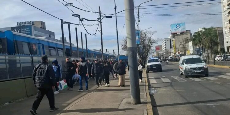 RAMOS MEJIA : TREN SARMIENTO ACCIDENTE FATAL .