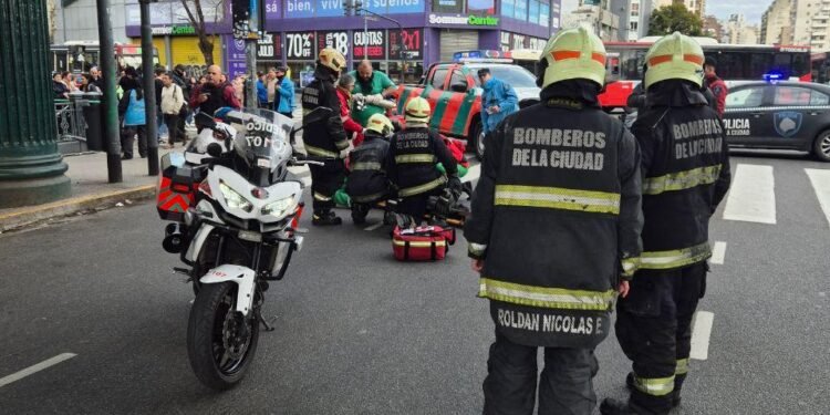 PALERMO : SE TIRARON DEL PUENTE A LA AVENIDA SANTA FE .