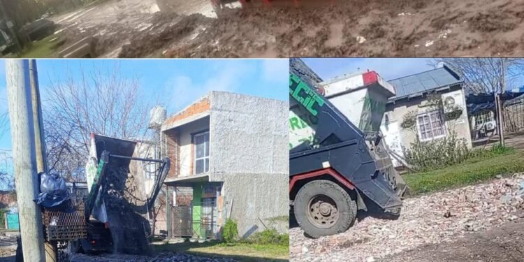 MERLO : BAJO EL BARRO , VECINOS CANSADOS PUSIERON ESCOMBROS EN LA CALLE .