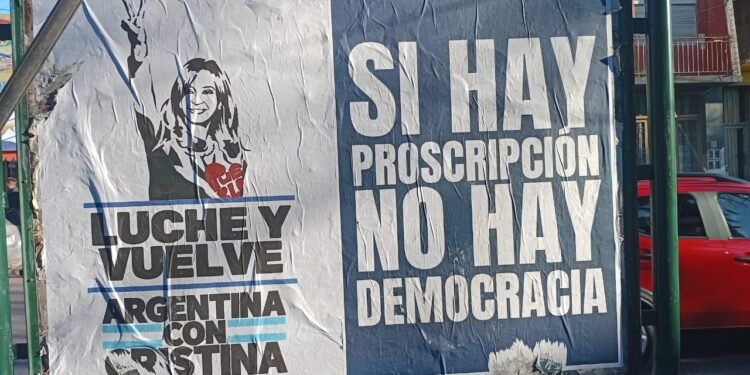 MERLO : APARECIO CON CARTELES EN APOYO A CRISTINA K.