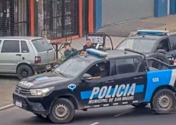 SAN MIGUEL : UN HOMBRE FUE CHOCADO POR LADRONES QUE HUIAN DE LA POLICIA .