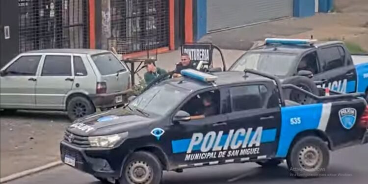 SAN MIGUEL : UN HOMBRE FUE CHOCADO POR LADRONES QUE HUIAN DE LA POLICIA .
